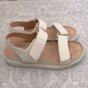 Vagabond Erin white ankle strap sandals
